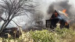 В пригороде Южно-Сахалинска тушат дачный поселок