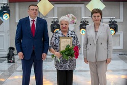 Лимаренко поздравил с профессиональным праздником работников торговли на Сахалине
