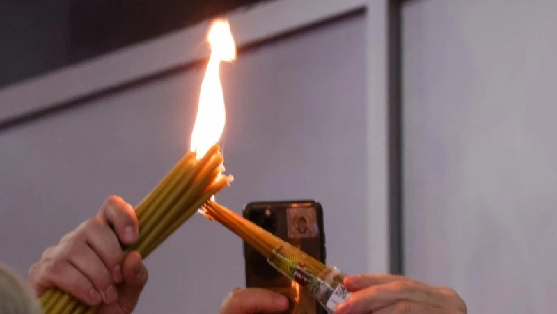 Благодатный огонь доставят в Россию в Великую субботу