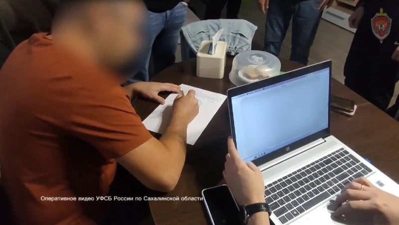 Сисадмин из Южно-Сахалинска подделывал документы для мигрантов