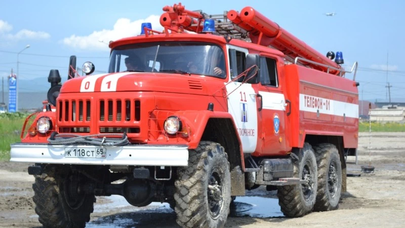Человек погиб при пожаре в заброшенном здании в Корсаковском районе