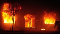 Пожар разгорелся в полурасселенном доме в Южно-Сахалинске
