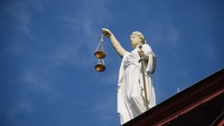 Жительница Поронайска через суд доказала свое право на квартиру матери