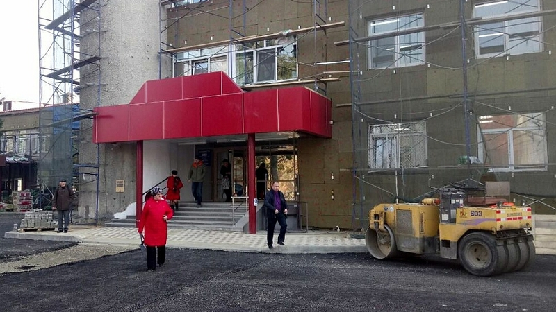 Поликлинику №2 Южно-Сахалинска снабдили подъемником для инвалидов