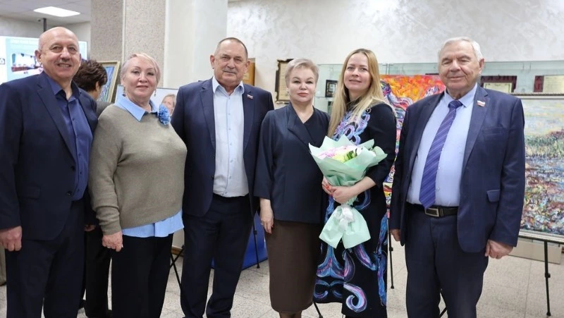 В Сахалинской областной Думе открыли выставку картин Татьяны Гурновой