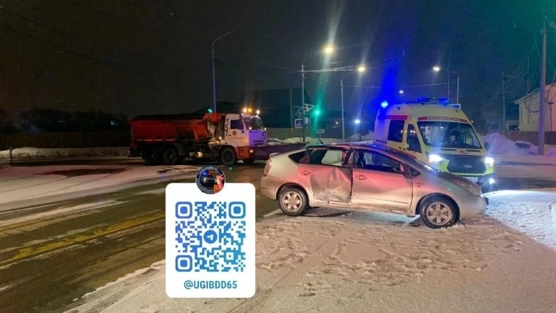 В Южно-Сахалинске легковушка пролетела на красный прямо в КАМАЗ