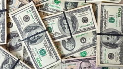 Внебиржевой курс доллара опустился до 77 рублей впервые с 2023 года