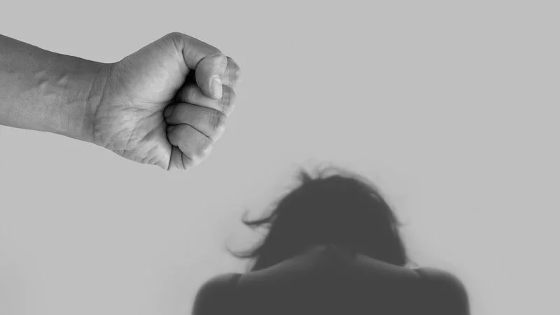 Отец, бросивший детей в Шереметьево, бил жену и резал ее ножом