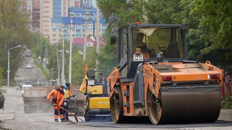 Сезонный ремонт охватил улицы Горную, Невельскую и проспект Мира в Южно-Сахалинске