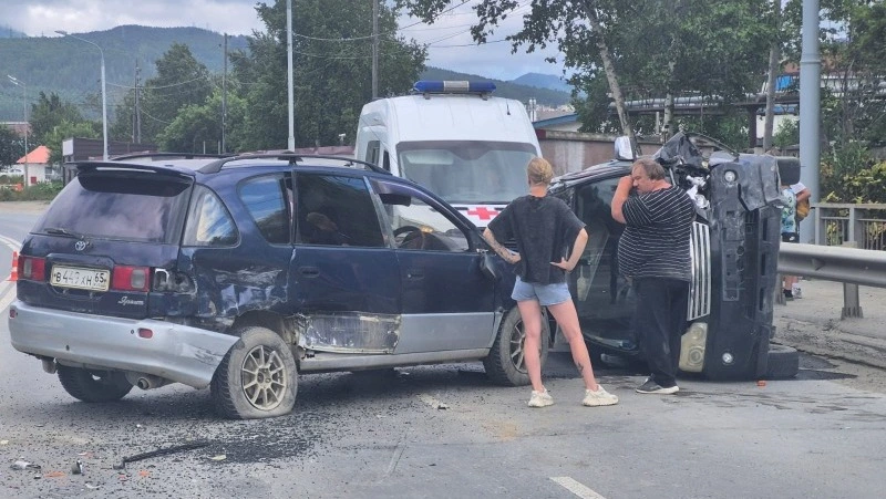 Nissan X-Trail перевернулся на бок на улице Транзитной в Южно-Сахалинске