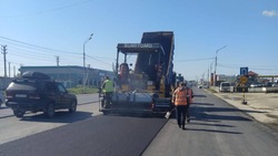 В Южно-Сахалинске на улице Железнодорожной продолжают восстанавливать асфальтобетонное покрытие