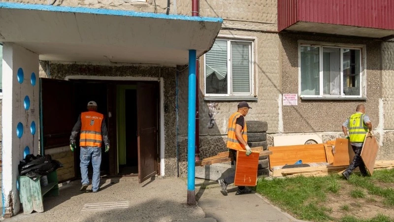 В Южно-Сахалинске ускорили ремонт и расчистку подвалов в многоквартирных домах