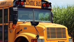 Школьные автобусы и машины скорой помощи дарят Сахалину