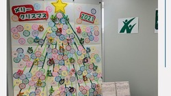 Японские школьники подарили сверстникам из Долинска к Новому году самодельную елку