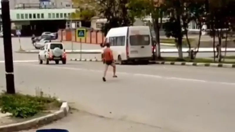 Голая эстафета: мужчина пробежался по улицам Долинска в одних трусах