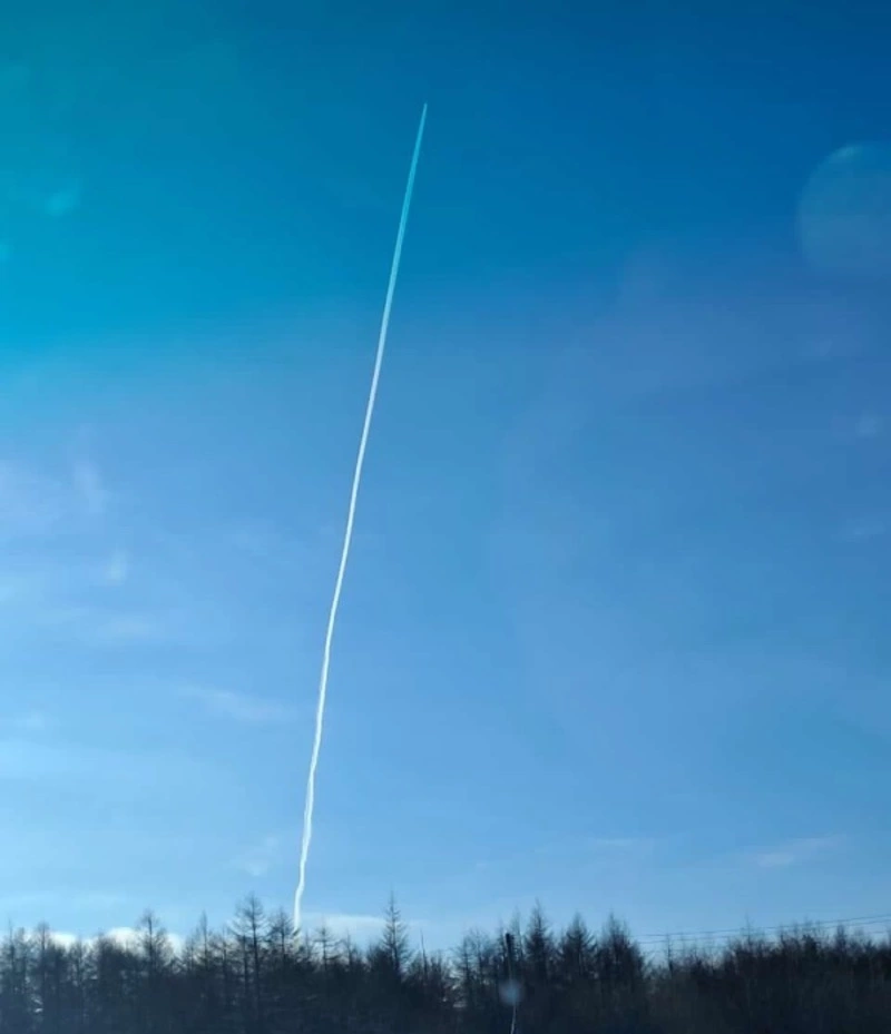 След от запущенной с «Восточного» ракеты заметили в небе над Сахалином