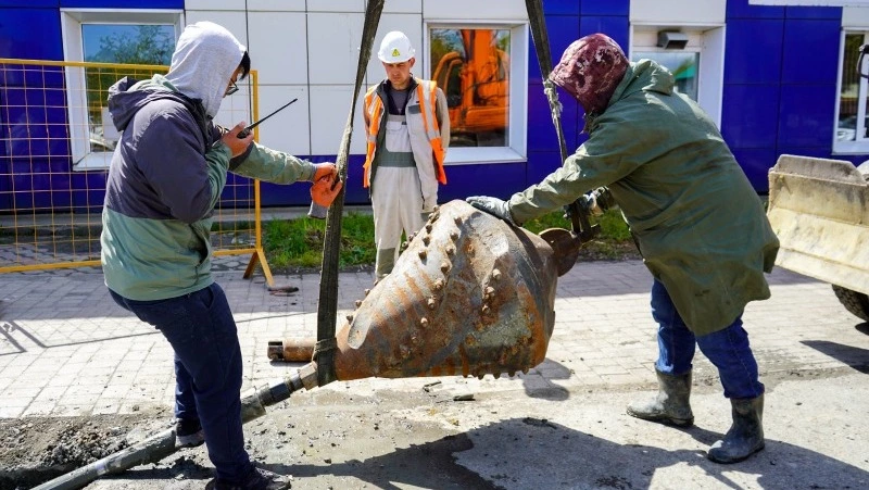 На участке по улице Октябрьской в Корсакове проводят капитальный ремонт трубопровода