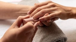 Лунный календарь маникюра на ноябрь 2024 года: советы, благоприятные дни и модные оттенки