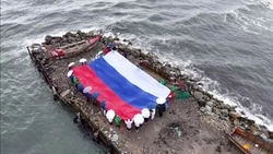 Триколор развернули на Сахалине в честь Дня воссоединения 