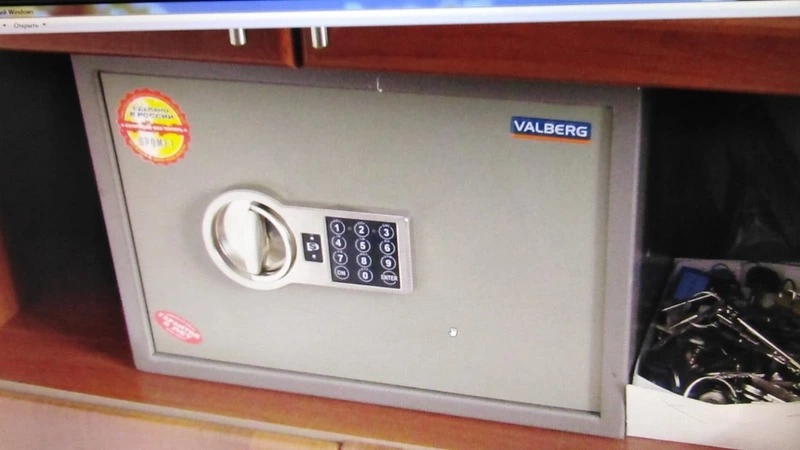 На Сахалине разнорабочий похитил деньги из сейфа начальника и прогулял их