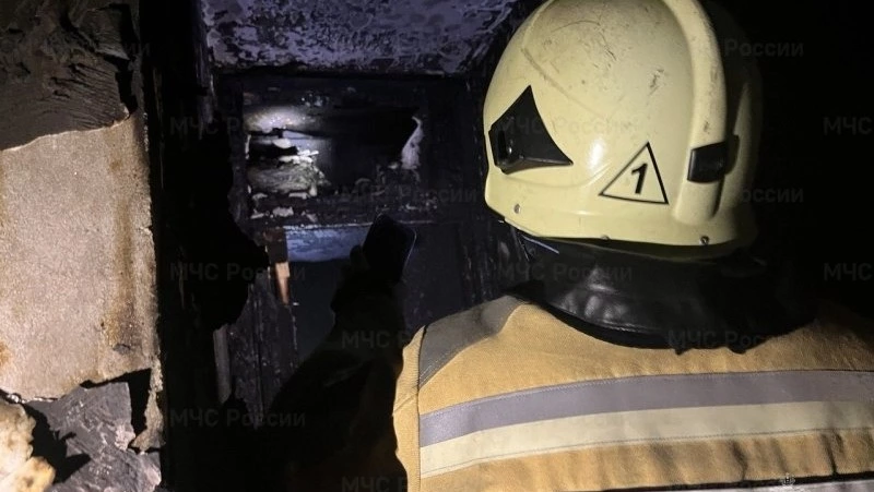 Больше часа боролись с пожаром в частном доме в Луговом 