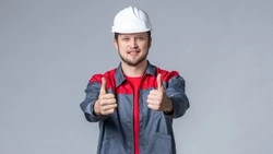 Быстрее всего за лето выросла зарплата сахалинских электриков