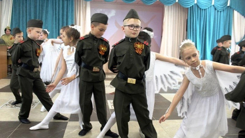 В школе № 8 Южно-Сахалинска устроили офицерский бал