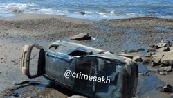 Водитель бросил опрокинутый внедорожник на берегу моря на Сахалине