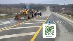 Водитель снес припаркованный погрузчик на трассе в Корсаковском районе 