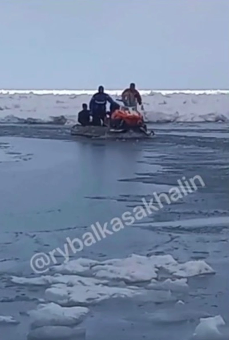 Сахалинские рыбаки вывезли на надувной лодке оставленный на льдине снегоход