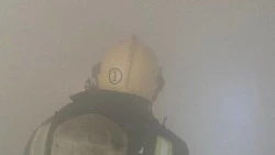 Спасатели потушили пожар в многоквартирном доме в Курильском районе