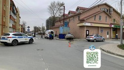 В Южно-Сахалинске после ДТП  автомобиль отбросило на электрическую подстанцию