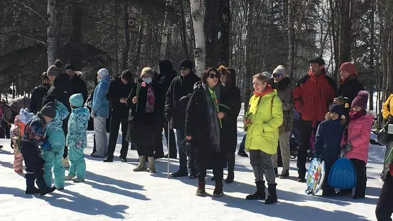 «Уличные артисты» подарили женщинам Сахалина концерт в парке Гагарина