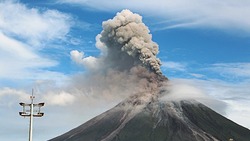 Вулкан Эбеко выбросил столб пепла на высоту более 3 км 11 июля