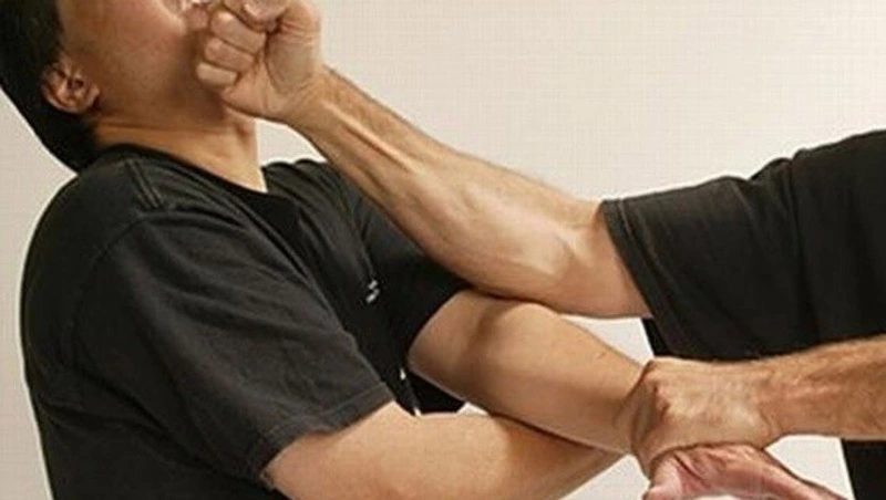 Мужчина ударил знакомого в Долинске кулаком в челюсть