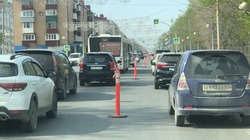Зачем нужны оранжевые столбики посреди дороги, гадают в столице Сахалина