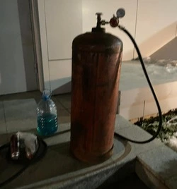 Одинокий газовый баллон в подъезде напугал жителей дома в Южно-Сахалинске