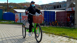 Пожилым холмчанам дали возможность разнообразить досуг на велосипедах
