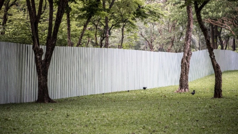 Любитель легкой наживы разобрал забор в Макарове на стройматериалы