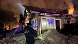Пожарные потушили вспыхнувший дачный дом в Холмском районе 14 марта