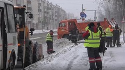 100 дворников убирают горы снега на улицах Южно-Сахалинска. Метель не стихает