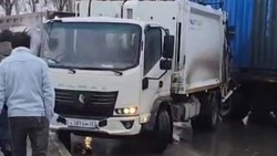 Четыре фуры столкнулись в районе Огоньков на обледеневшей трассе