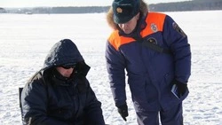 Правила безопасности на льду во время зимней рыбалки напомнили жителям Сахалина