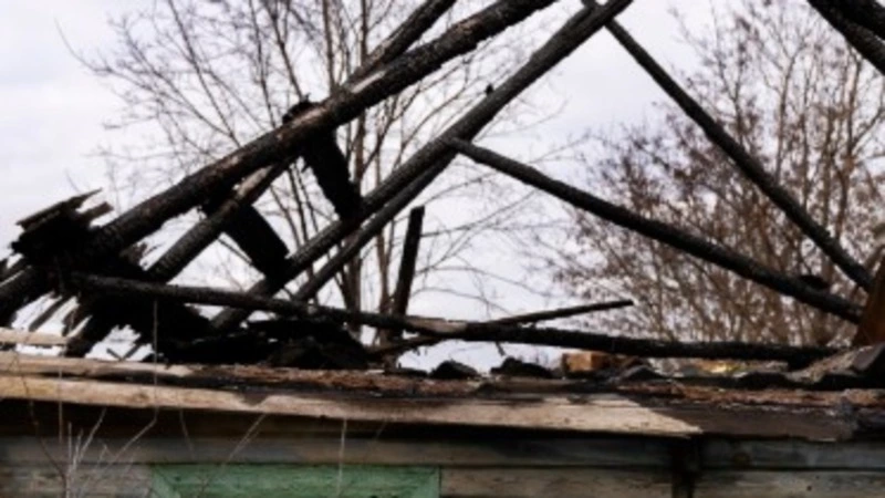 Пострадал человек: в Ногликах три часа тушили хозпостройку