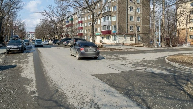 Разбитые дороги в центре Южно-Сахалинска приведут в порядок до 17 апреля