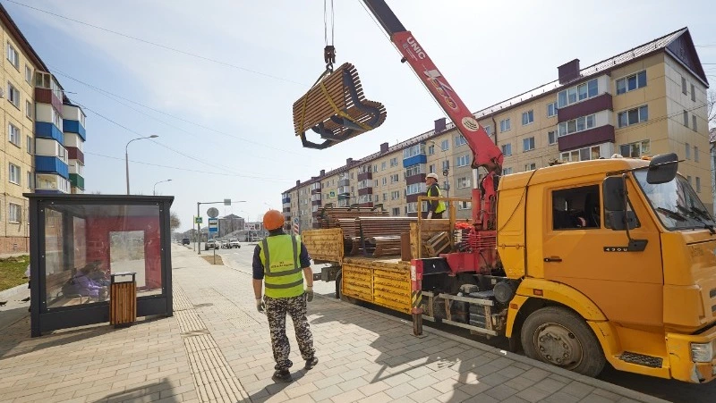 На улицах Южно-Сахалинска вновь установят урны и скамейки после зимы 