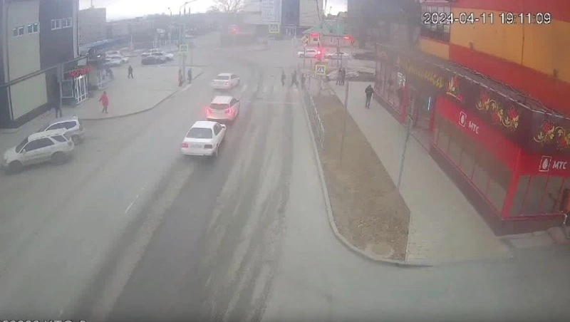 Водитель легковушки чуть не сбил толпу пешеходов в Южно-Сахалинске 