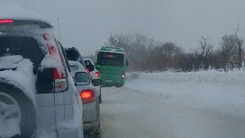 Маневр не удался: автобус с пассажирами застрял на обочине в Южно-Сахалинске