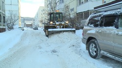 Более 200 спецмашин отправили на уборку снега и наледи в Южно-Сахалинске