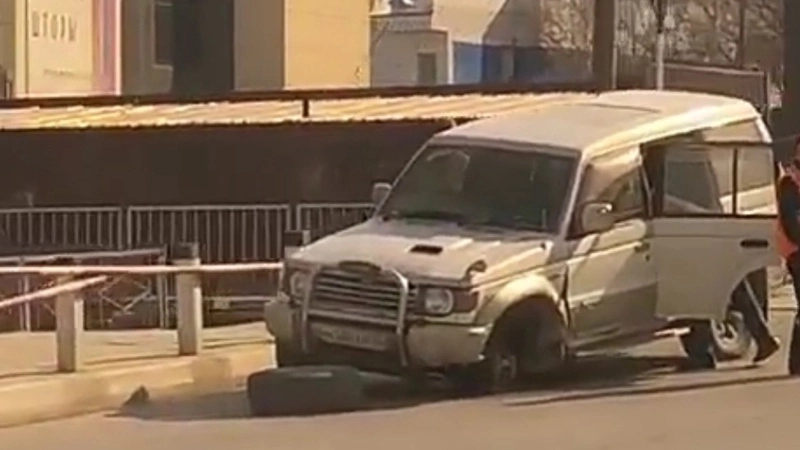 В Южно-Сахалинске внедорожник без колеса преодолел жд-пути